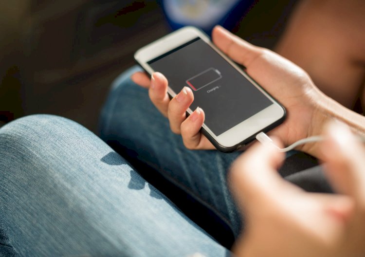 Adolescente de 17 Anos Morre Após Choque Elétrico com Celular em Itumbiara GO